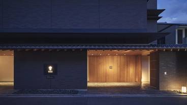 施設の正面 (日没後) / 4