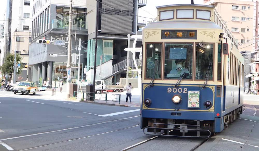 都電荒川線「東京さくらトラム」を見るのも醍醐味のひとつ。車両についての豆知識や、沿線で楽しめるスポットも教えてくれます。