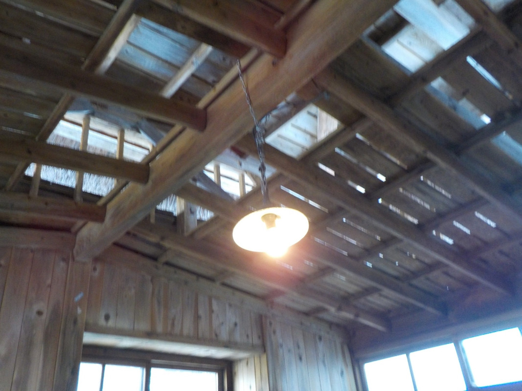 歴史を感じさせる、湯小屋の天井です。