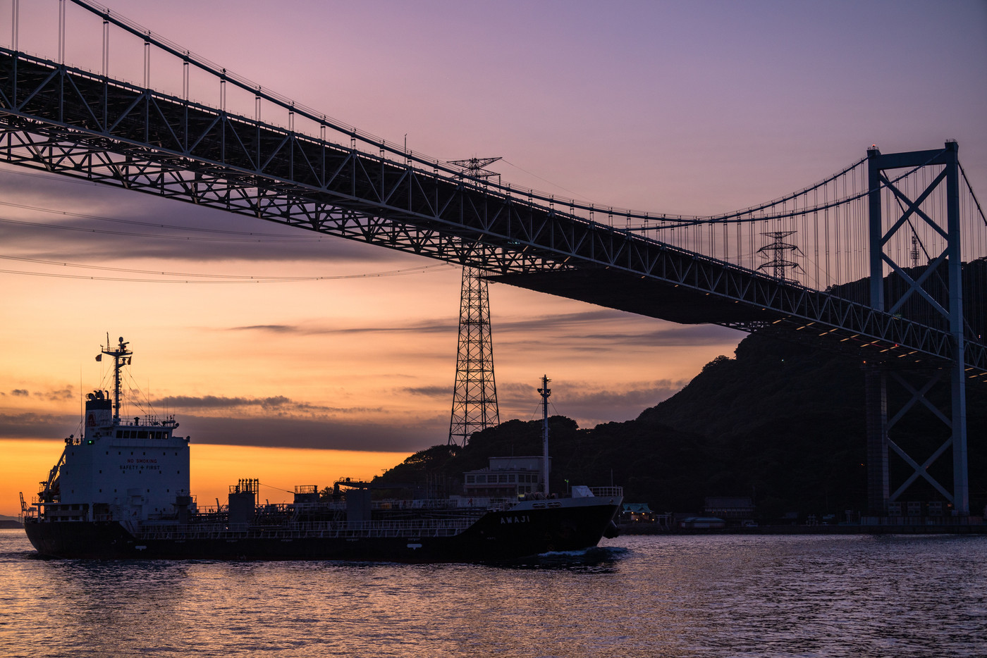 《山口県》関門海峡の朝・関門橋