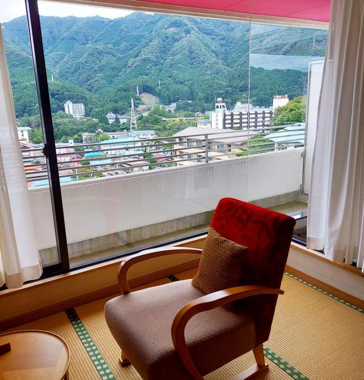 2020年にリニューアルし、和モダンでおしゃれな雰囲気になった「本館 寛のフロア 和洋室」。大きな窓から山並みが見え、のびのびと過ごせそう / 1