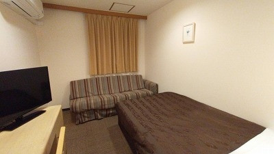 アウトバスなのでスペースがあるのか、ソファーもゆったり