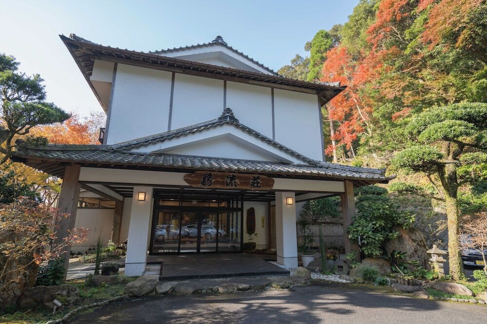 隠れ家のような静かな山あいの温泉でリラックスタイム3461398