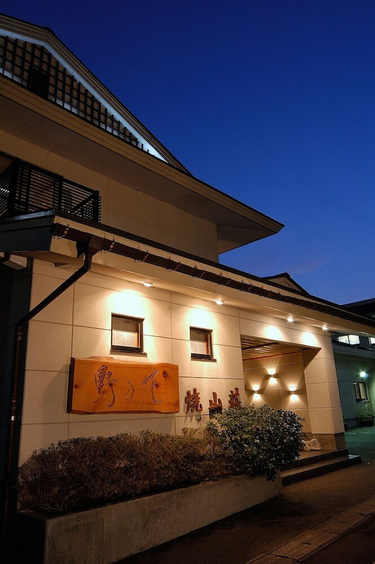 施設の正面 (日没後)