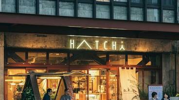 施設の正面 (日没後) / 1