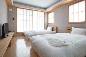 シンプルなデザインで落ち着く客室