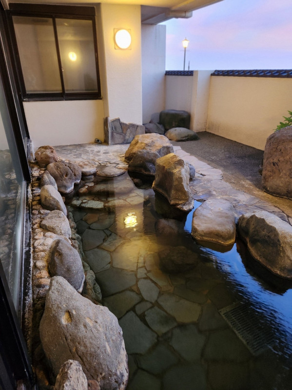 露天風呂　海沿いなのに壁しか見えない