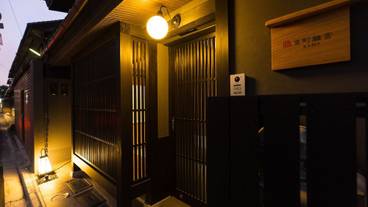 施設の正面 (日没後) / 1