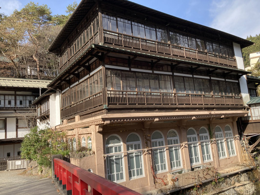 昔ながらの建物は見どころあり