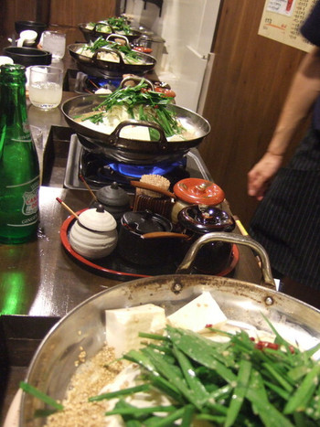 「元祖博多麺もつ屋」料理 30889 鍋が並ぶと圧巻。