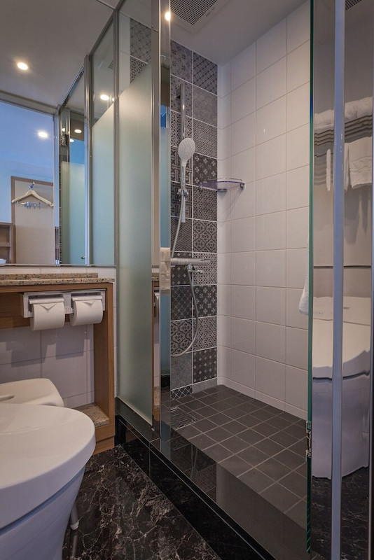 バスルームのシャワー