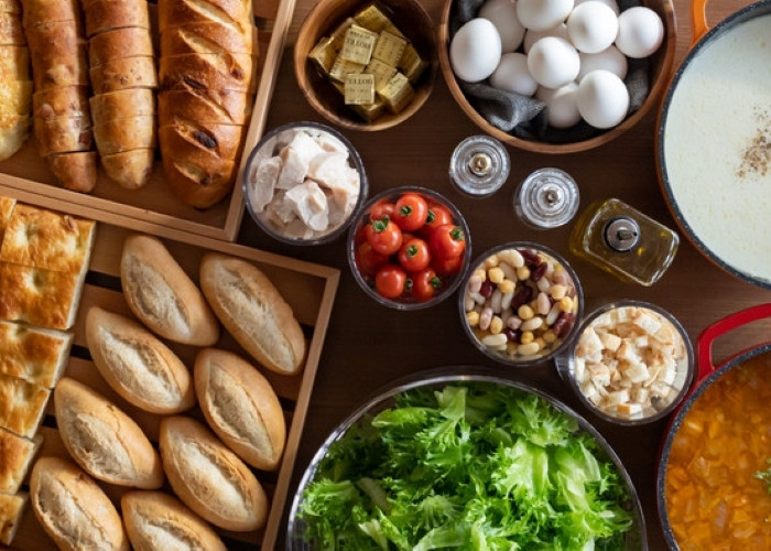 1階のラウンジで選べる朝食は、お好きな5種類の自家製パン、サラダ、日替わりスープ、飲み物など