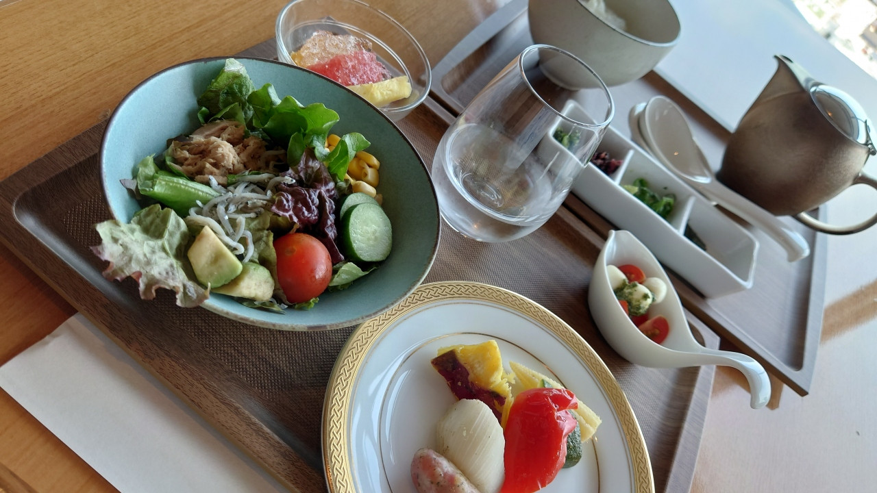 ラウンジ朝食はオーダー式のメインプレートとビュッフェ