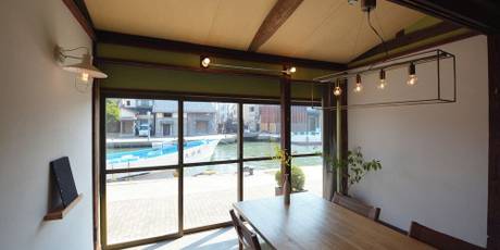 水辺の民家ホテル カモメとウミネコ