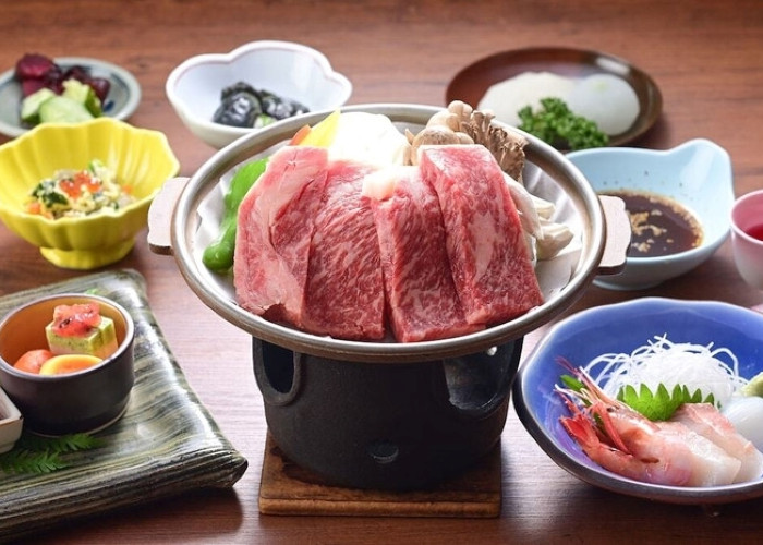 地元の食材をふんだんに使った夕食は、地酒との相性もぴったり！誰にも気兼ねなく美食＆お酒に酔いしれて