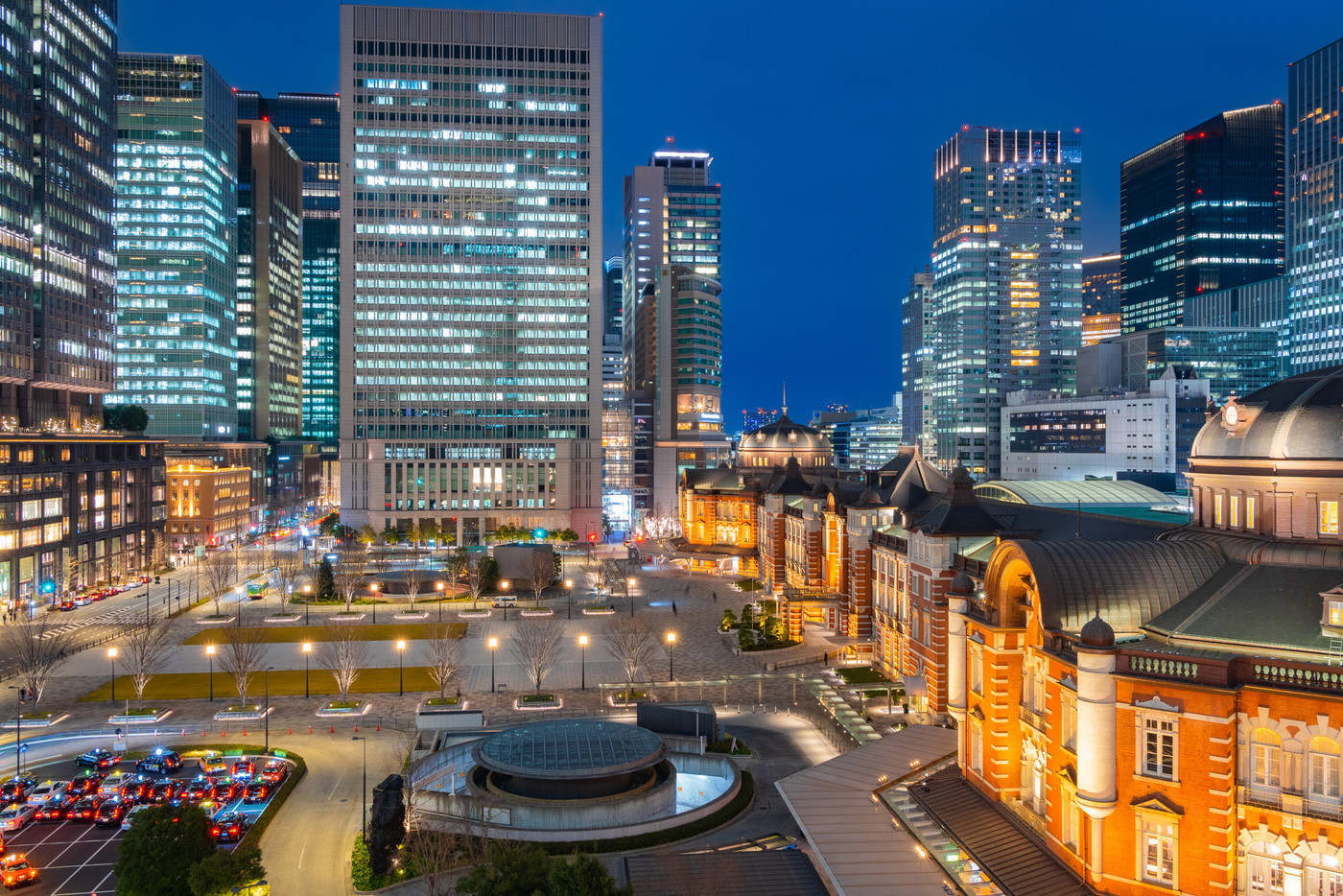 《東京都》丸の内オフィス街の夜景・初夏