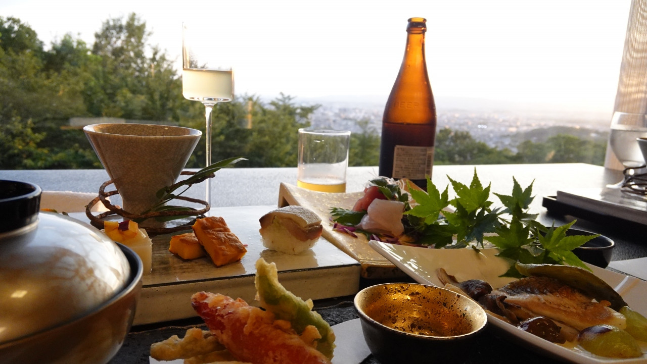 中央が件の出汁スープ、松茸のふりかけを掛けて飲むんだって