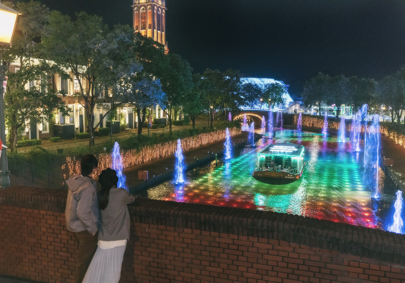 運河が主役のカラフルなショー「光と噴水の運河」1954693