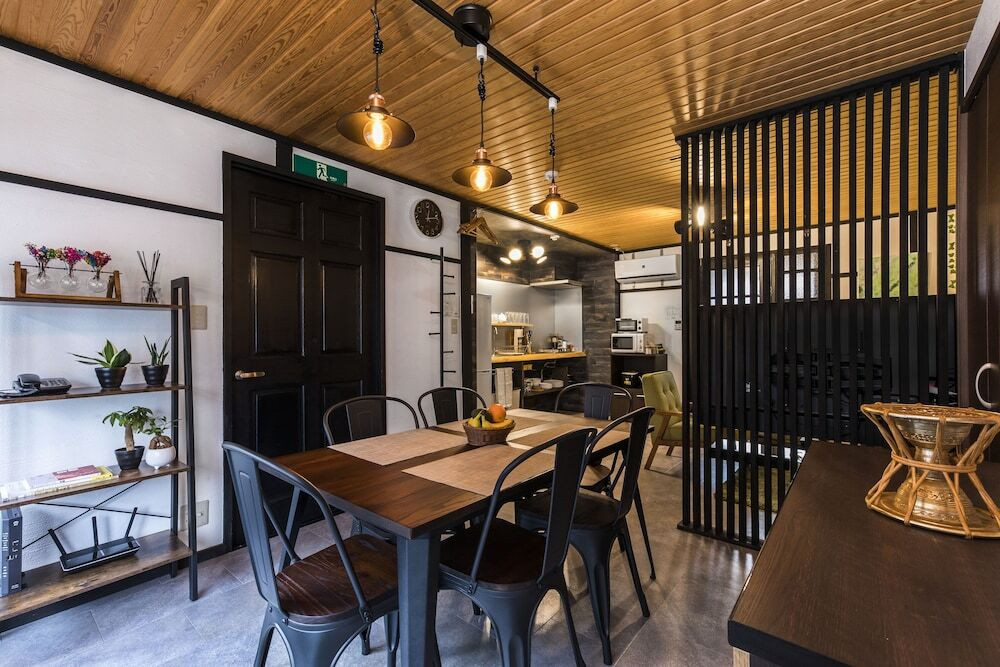 客室内のダイニングエリア