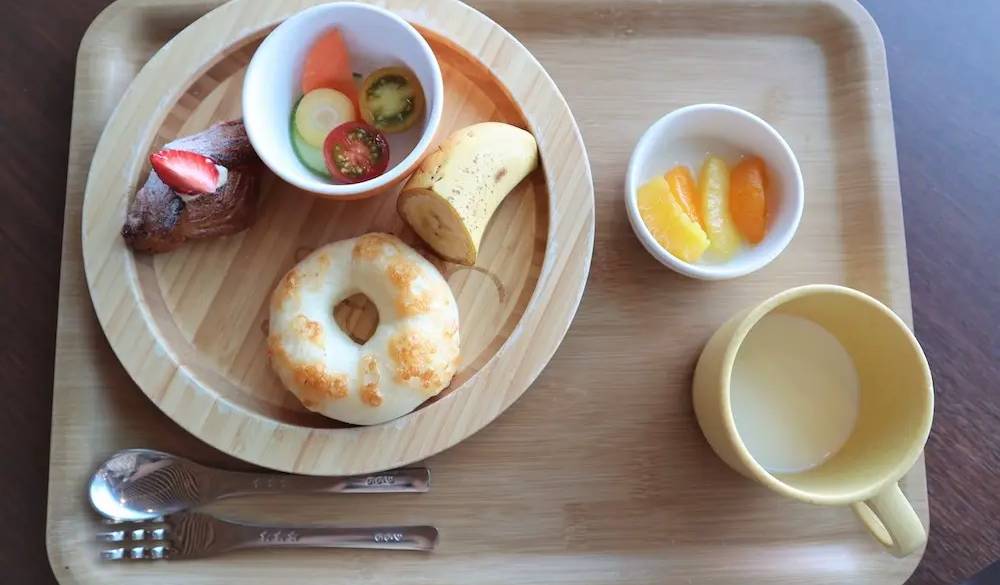 2~6歳には「キッズプレート」を用意してもらえるのが嬉しい。イラスト付きの食事用エプロンもかわいくて、お子様もきっと喜んでくれるはず。