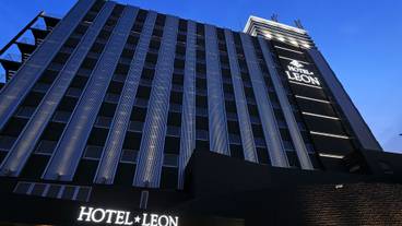 施設の正面 (日没後) / 1