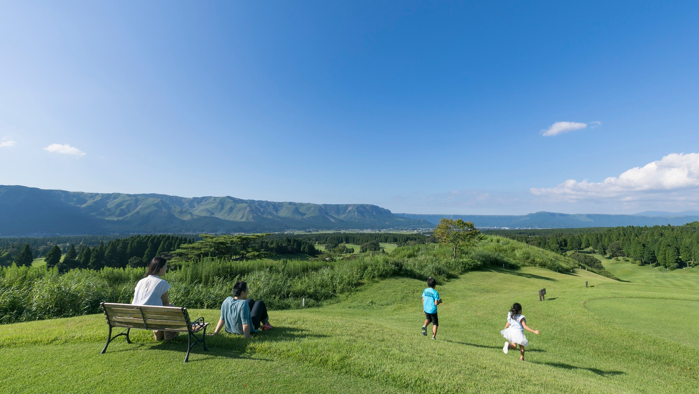 旅館で仲良くする家族のポートレート