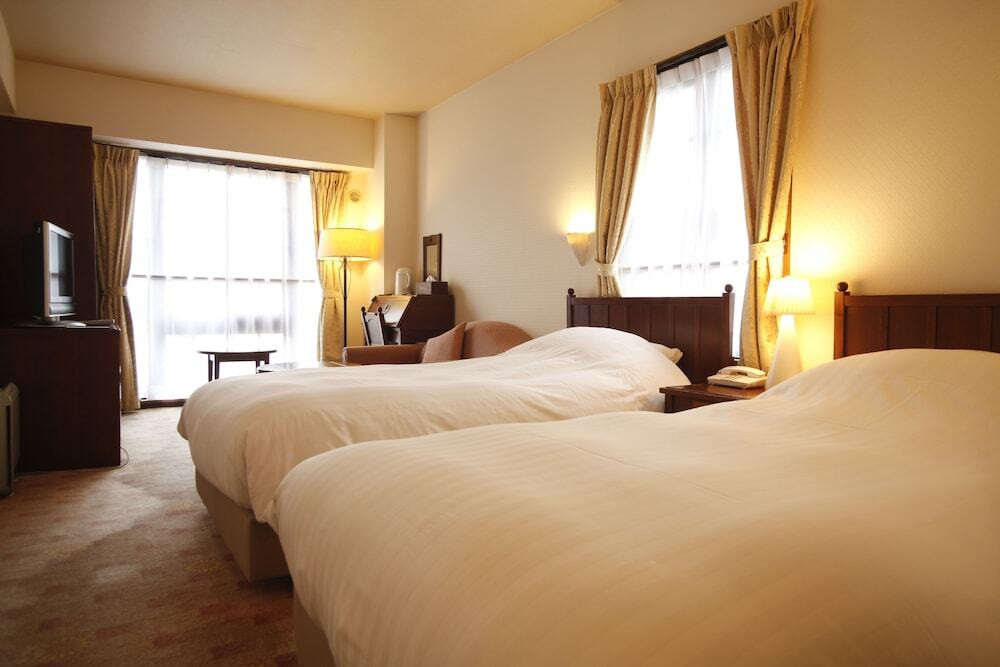 朝日降り注ぐおしゃれなレストランでこだわりの朝食プレートを4004471