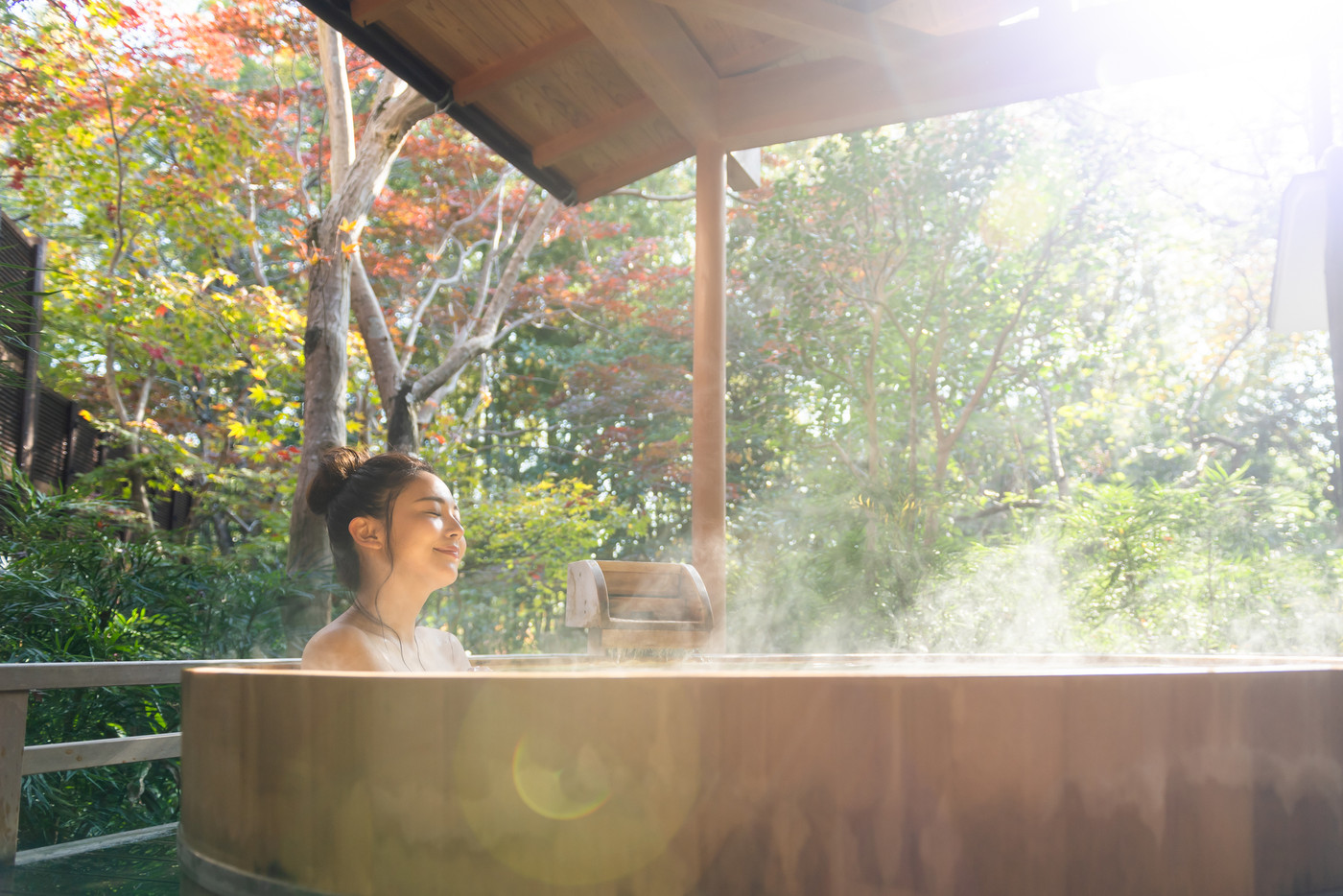 若い女性、温泉、露天風呂、旅行