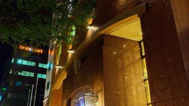 施設の正面 (日没後) / 2