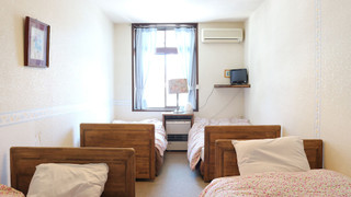 ファミリー ルーム 6 ベッドルーム 共用バスルーム