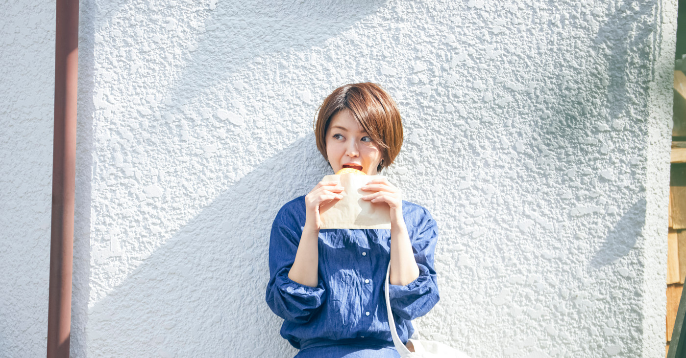 食べ歩きをする女性