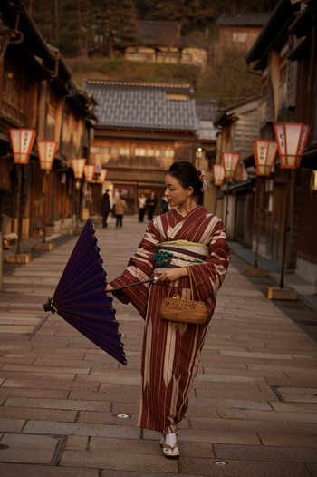 着物で観光する女性