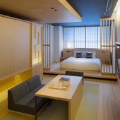 ホテル カンラ 京都（京都府 シティホテル）：幅180cmのキングサイズベッドが置かれた、和モダンなダブルルーム。お茶やお菓子を広げて寛げるリビングスペースがあるのも嬉しい。
●定員1～2名(30㎡)
●おすすめのシーン／カップル旅、贅沢な1人旅 / 3