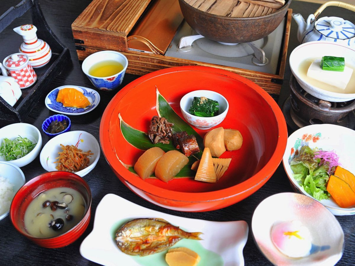 渓流と木々に囲まれた山あいの宿で、滋味深い味わいの和朝食を4229011