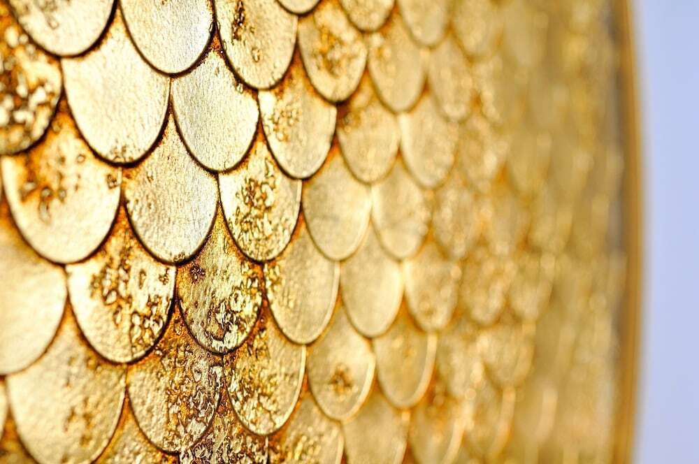 しゃちほこの鱗をモチーフとした鏡