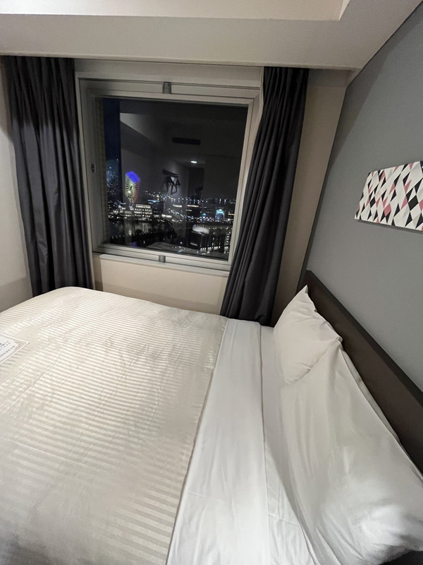 部屋は狭めです。