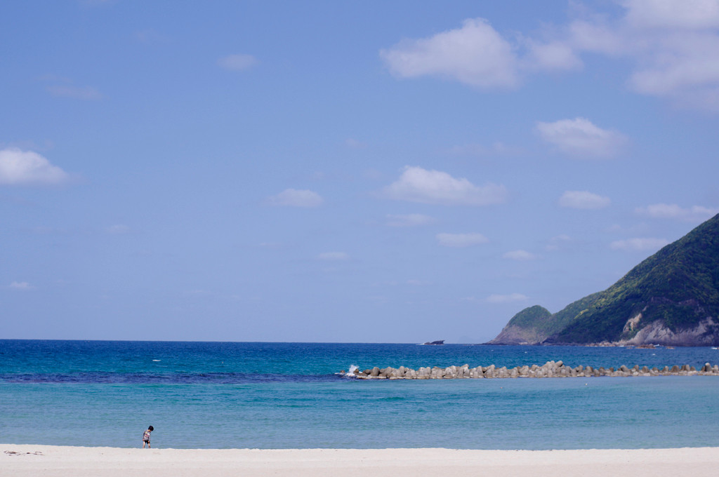 白い砂浜もキレイ♡透き通るブルーの「竹野浜海水浴場」1242790