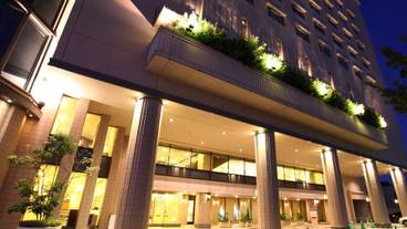 施設の正面 (日没後) / 1