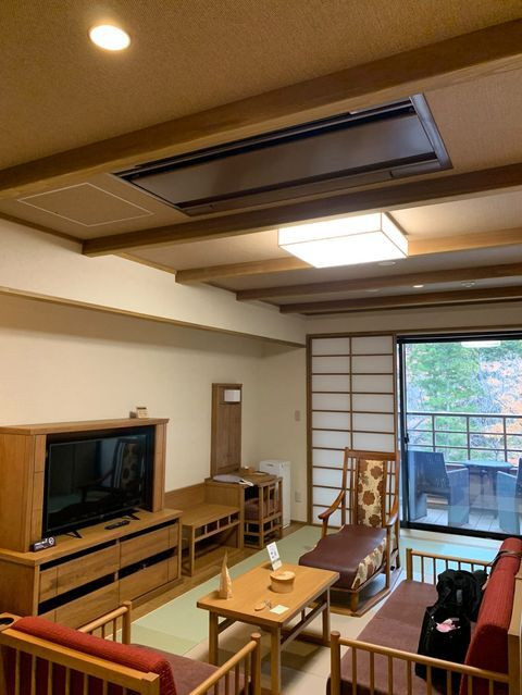 車いすの方も快適に過ごせるように配慮された、1室のみのユニバーサルルーム。ロビーが近く移動にも便利。室内には、景色を眺めながら寛げるリビングスペースも / 1