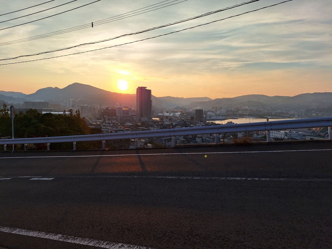 ホテルを出てすぐの坂からの眺望。