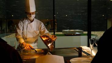 鉄板焼きカウンター「十勝川」① / 8
