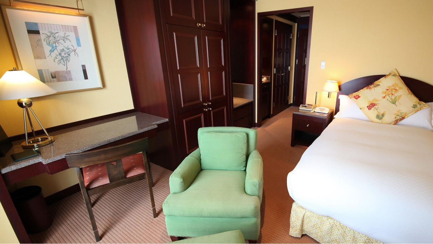 光と緑あふれる中庭が特徴の、森の中に佇むホテル3653565