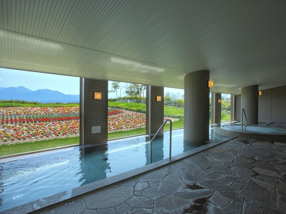 大きな窓から富良野の田園風景が！壮大な自然に心和む4288009