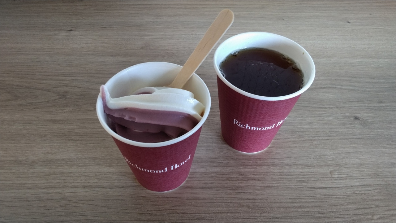 葡萄とバニラのミックスのソフトクリーム