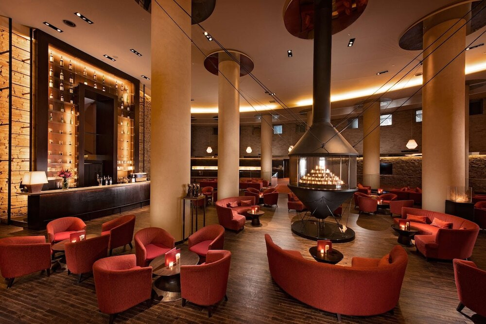 入口から目に入るラウンジ暖炉