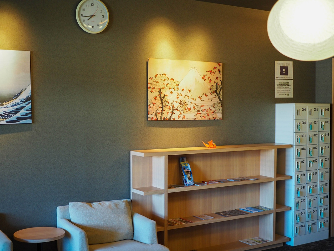 同、洗面スペースに入る前の貴重品ロッカー