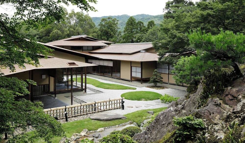 京都市文化財の「佳水園庭園」 / 1