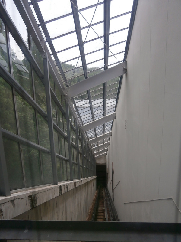 ご心配なく傾斜エレベーターで上がれます