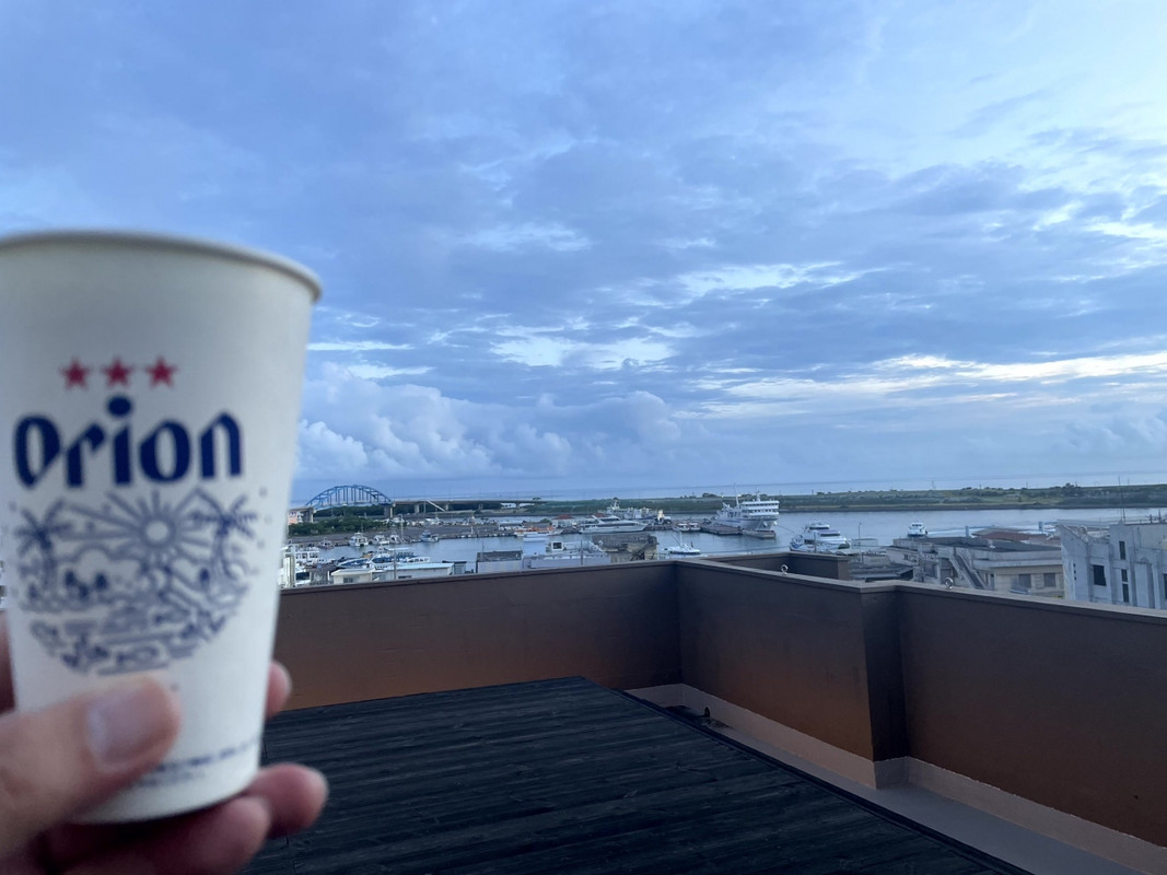 飲み放題のオリオンを屋上テラスでいただきました！