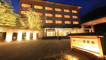 施設の正面 (日没後) / 4